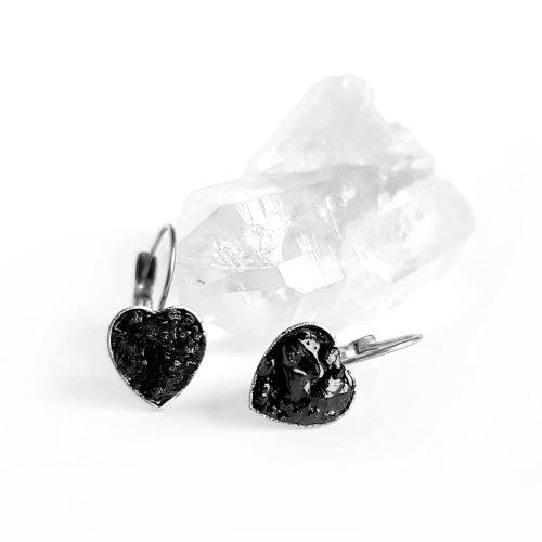 Kolczyki wiszące serduszka czarny turmalin w żywicy stal chirurgiczna Sparkles black