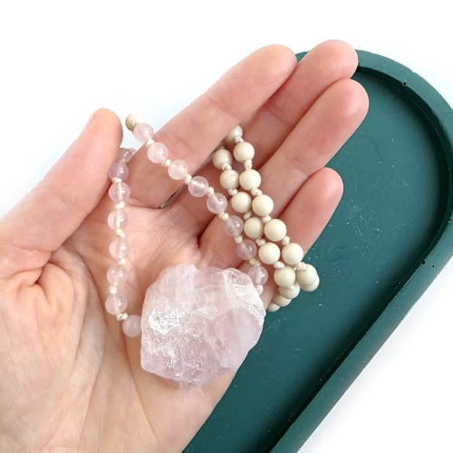 MESNAW034 WEBP Naszyjnik unisex kwarc różowy, kamień rzeczny na beżowym sznurku Magneska biżuteria 2.webp
