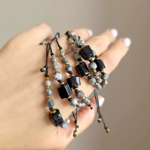 Bransoletka czarny turmalin, szary jaspis i hematyt na czarnym sznurku