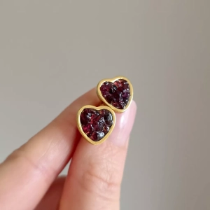 Kolczyki sztyfty granat w żywicy serca szeroki rant złota stal chirurgiczna Sparkles garnet