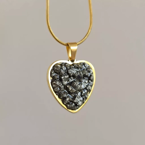 NAW1117 webp Naszyjnik piryt w żywicy złote serce stal chirurgiczna Sparkles pyrite Magneska biżuteria Zielona Góra 3.webp