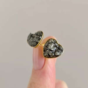 Kolczyki sztyfty serduszka piryt w żywicy złota stal chirurgiczna Sparkles pyrite