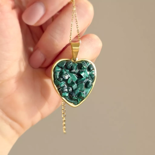 NAW1148 web Naszyjnik malachit w żywicy złote serce stal chirurgiczna Sparkles malachite Magneska biżuteria Zielona Góra 4.webp