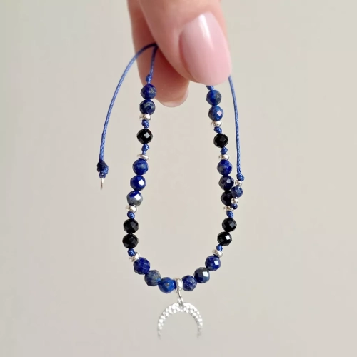 Bransoletka z lapis lazuli i czarnego turmalinu z lunulą ze srebra 925 na czarnym regulowanym sznurku – minimalistyczna biżuteria ochronna z naturalnych kamieni. magneska.mom