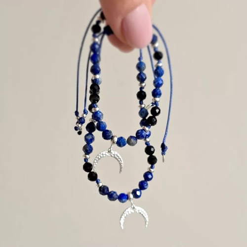 Bransoletka z lapis lazuli i czarnego turmalinu z lunulą ze srebra 925 na czarnym regulowanym sznurku – minimalistyczna biżuteria ochronna z naturalnych kamieni. magneska.mom