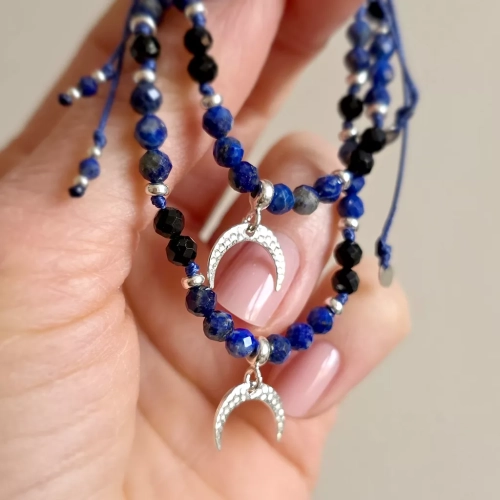 Bransoletka z lapis lazuli i czarnego turmalinu z lunulą ze srebra 925 na czarnym regulowanym sznurku – minimalistyczna biżuteria ochronna z naturalnych kamieni. magneska.mom