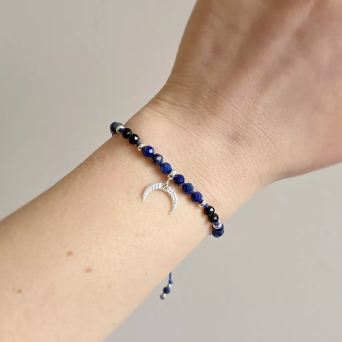 Bransoletka z lapis lazuli i czarnego turmalinu z lunulą ze srebra 925 na czarnym regulowanym sznurku – minimalistyczna biżuteria ochronna z naturalnych kamieni. magneska.mom