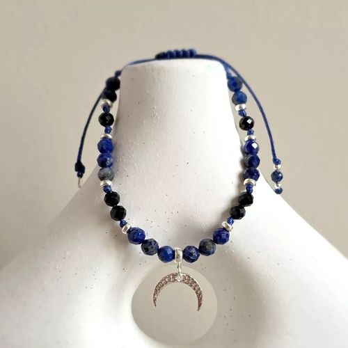 Bransoletka z lapis lazuli i czarnego turmalinu z lunulą ze srebra 925 na czarnym regulowanym sznurku – minimalistyczna biżuteria ochronna z naturalnych kamieni. magneska.mom
