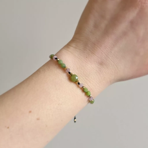 Bransoletka z jadeitu zielonego, kwarcu różowego i hematytu na czarnym regulowanym sznurku – minimalistyczna biżuteria z naturalnych kamieni dla kobiet. magneska.mom