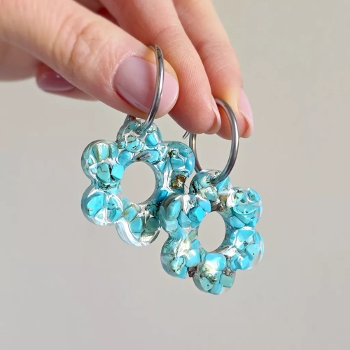 Kolczyki wiszące Sparkles Blue z kwiatkami z barwionego na niebiesko magnezytu na kółeczkach ze stali chirurgicznej – lekkie, kobiece kolczyki handmade. magneska.mom