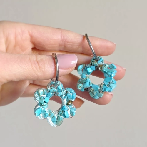 Kolczyki wiszące Sparkles Blue z kwiatkami z barwionego na niebiesko magnezytu na kółeczkach ze stali chirurgicznej – lekkie, kobiece kolczyki handmade. magneska.mom