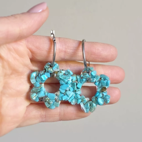 Kolczyki wiszące Sparkles Blue z kwiatkami z barwionego na niebiesko magnezytu na kółeczkach ze stali chirurgicznej – lekkie, kobiece kolczyki handmade. magneska.mom