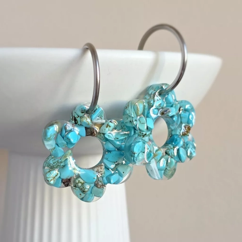 Kolczyki wiszące Sparkles Blue z kwiatkami z barwionego na niebiesko magnezytu na kółeczkach ze stali chirurgicznej – lekkie, kobiece kolczyki handmade. magneska.mom