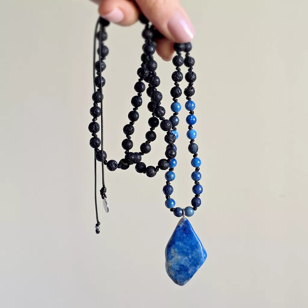Naszyjnik unisex z lapis lazuli i lawy wulkanicznej na czarnym sznurku – minimalistyczna biżuteria z naturalnych kamieni dla kobiet i mężczyzn. magneska.mom