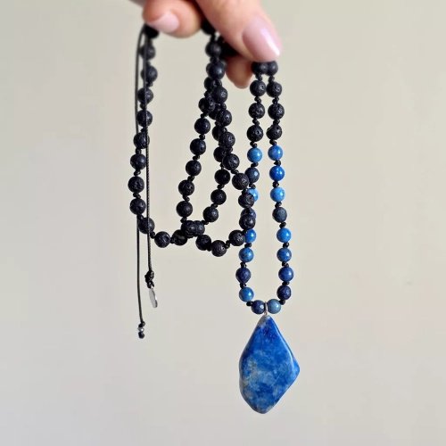 Naszyjnik unisex z lapis lazuli i lawy wulkanicznej na czarnym sznurku – minimalistyczna biżuteria z naturalnych kamieni dla kobiet i mężczyzn. magneska.mom