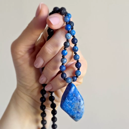 Naszyjnik unisex z lapis lazuli i lawy wulkanicznej na czarnym sznurku – minimalistyczna biżuteria z naturalnych kamieni dla kobiet i mężczyzn. magneska.mom