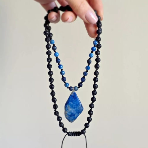 Naszyjnik unisex z lapis lazuli i lawy wulkanicznej na czarnym sznurku – minimalistyczna biżuteria z naturalnych kamieni dla kobiet i mężczyzn. magneska.mom