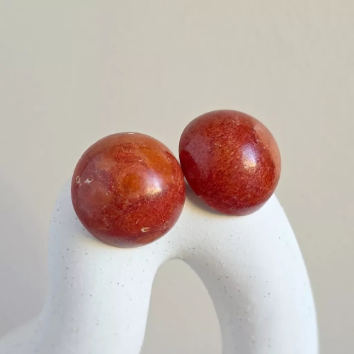 Kolczyki sztyfty z koralem w formie półkul o średnicy 2,5 cm ze stali chirurgicznej – minimalistyczne czerwone kolczyki damskie. magneska.mom