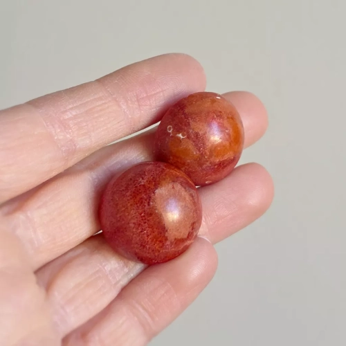Kolczyki sztyfty z koralem w formie półkul o średnicy 2,5 cm ze stali chirurgicznej – minimalistyczne czerwone kolczyki damskie. magneska.mom