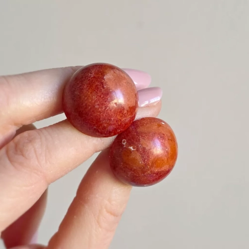 Kolczyki sztyfty z koralem w formie półkul o średnicy 2,5 cm ze stali chirurgicznej – minimalistyczne czerwone kolczyki damskie. magneska.mom