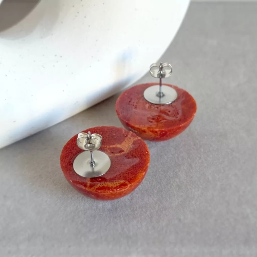 Kolczyki sztyfty z koralem w formie półkul o średnicy 2,5 cm ze stali chirurgicznej – minimalistyczne czerwone kolczyki damskie. magneska.mom