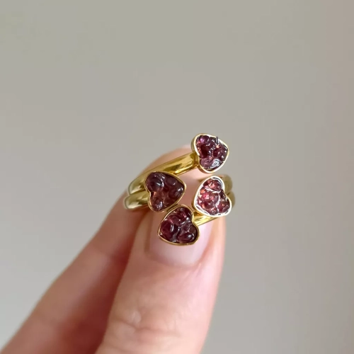 Klasyczny złoty pierścionek z motywem dwóch serc z granatem zatopionym w żywicy – elegancka biżuteria damska. magneska.mom