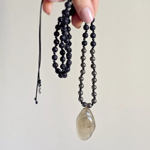 Naszyjnik unisex z kwarcu dymnego, pirytu i lawy wulkanicznej na czarnym sznurku – minimalistyczna biżuteria z naturalnych kamieni. magneska.mom
