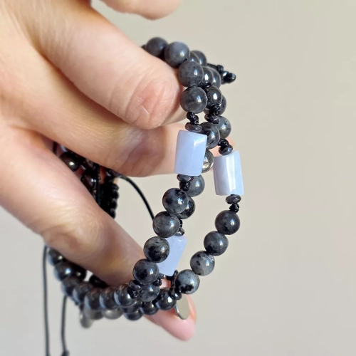 Pebbles męska bransoletka z niebieskiego agatu koronkowego, larvikitu i hematytu na regulowanym sznurku – minimalistyczna biżuteria z naturalnych kamieni magneska.mom.