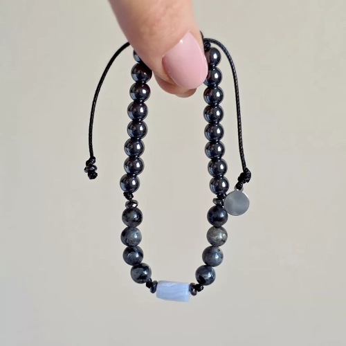 Pebbles męska bransoletka z niebieskiego agatu koronkowego, larvikitu i hematytu na regulowanym sznurku – minimalistyczna biżuteria z naturalnych kamieni magneska.mom.