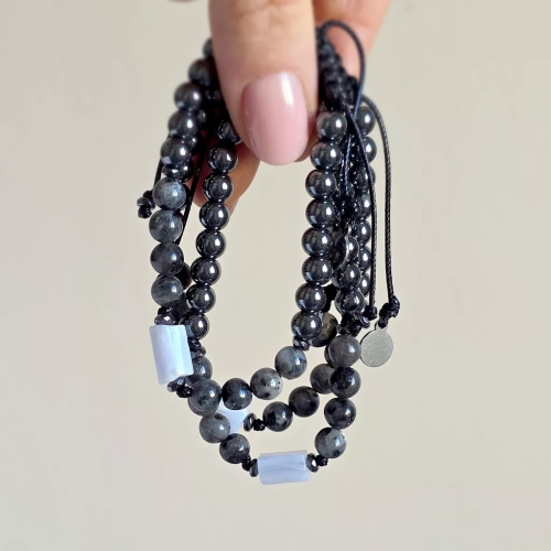 Pebbles męska bransoletka z niebieskiego agatu koronkowego, larvikitu i hematytu na regulowanym sznurku – minimalistyczna biżuteria z naturalnych kamieni magneska.mom.