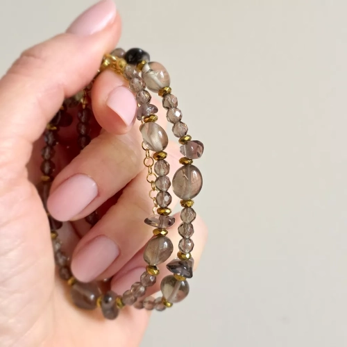 Unikatowy naszyjnik choker z nieregularnego kwarcu dymnego i hematytu – ręcznie wykonana biżuteria z naturalnych kamieni. magneska.mom
