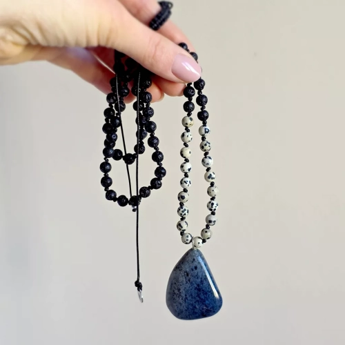 Naszyjnik unisex z dumortierytu, jaspisu dalmatyńskiego i lawy wulkanicznej na czarnym sznurku – minimalistyczna biżuteria z naturalnych kamieni. magneska.mom