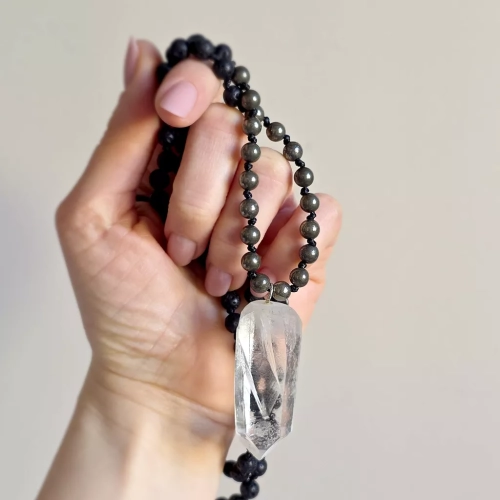 Naszyjnik unisex z kryształu górskiego, pirytu i lawy wulkanicznej na czarnym sznurku – minimalistyczna biżuteria z naturalnych kamieni magneska.mom.