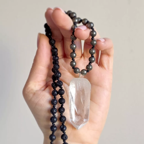 Naszyjnik unisex z kryształu górskiego, pirytu i lawy wulkanicznej na czarnym sznurku – minimalistyczna biżuteria z naturalnych kamieni magneska.mom.
