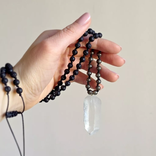 Naszyjnik unisex z kryształu górskiego, pirytu i lawy wulkanicznej na czarnym sznurku – minimalistyczna biżuteria z naturalnych kamieni magneska.mom.