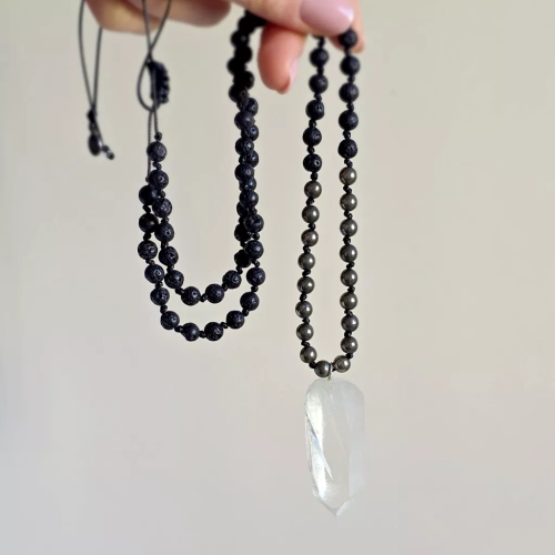 Naszyjnik unisex z kryształu górskiego, pirytu i lawy wulkanicznej na czarnym sznurku – minimalistyczna biżuteria z naturalnych kamieni magneska.mom.