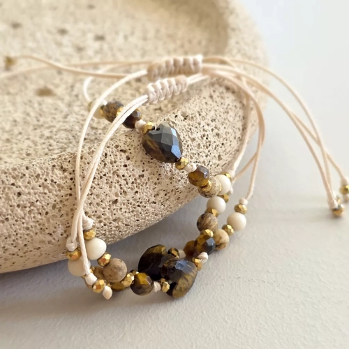 Bransoletka z tygrysiego oka, jaspisu pejzażowego, kamienia rzecznego i hematytu na beżowym sznurku z sercem – naturalna biżuteria handmade. magneska.mom