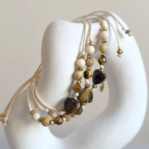 Bransoletka z tygrysiego oka, jaspisu pejzażowego, kamienia rzecznego i hematytu na beżowym sznurku z sercem – naturalna biżuteria handmade. magneska.mom