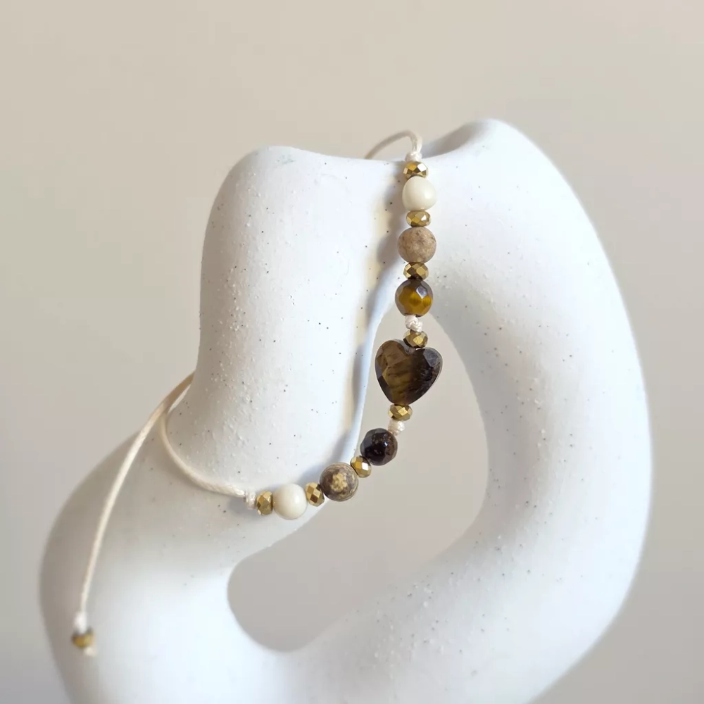 Bransoletka z tygrysiego oka, jaspisu pejzażowego, kamienia rzecznego i hematytu na beżowym sznurku z sercem – naturalna biżuteria handmade. magneska.mom