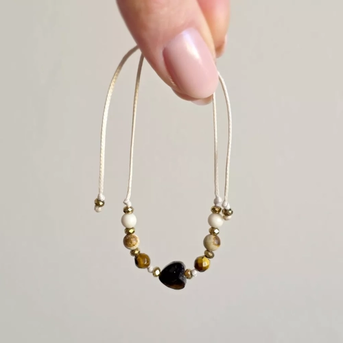 Bransoletka z tygrysiego oka, jaspisu pejzażowego, kamienia rzecznego i hematytu na beżowym sznurku z sercem – naturalna biżuteria handmade. magneska.mom