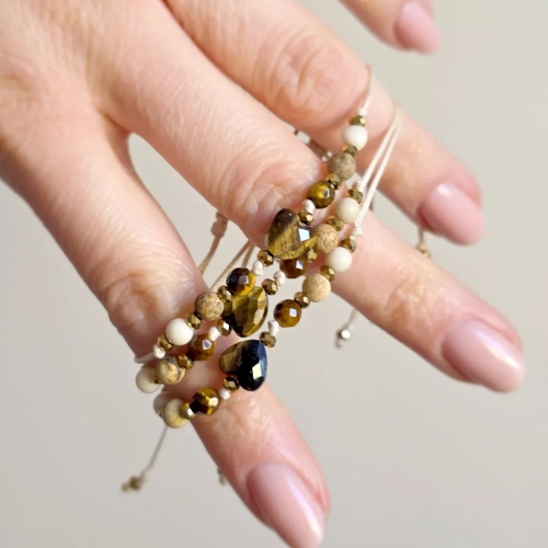 Bransoletka z tygrysiego oka, jaspisu pejzażowego, kamienia rzecznego i hematytu na beżowym sznurku z sercem – naturalna biżuteria handmade. magneska.mom