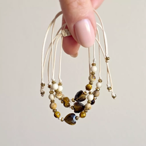 Bransoletka z tygrysiego oka, jaspisu pejzażowego, kamienia rzecznego i hematytu na beżowym sznurku z sercem – naturalna biżuteria handmade. magneska.mom