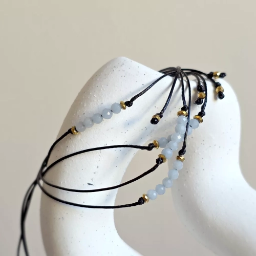 Minimalistyczna bransoletka z angelitu (3 mm) i hematytu na czarnym sznurku – delikatna biżuteria z naturalnych kamieni magneska.mom.
