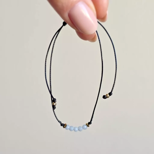 Minimalistyczna bransoletka z angelitu (3 mm) i hematytu na czarnym sznurku – delikatna biżuteria z naturalnych kamieni magneska.mom.