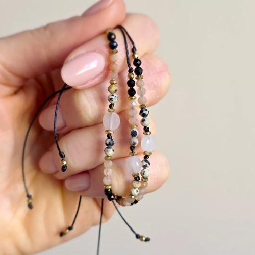 Bransoletka z kwarcu różowego, jaspisu dalmatyńskiego, kamienia słonecznego, czarnego turmalinu i hematytu na czarnym sznurku – biżuteria z naturalnych kamieni magneska.mom