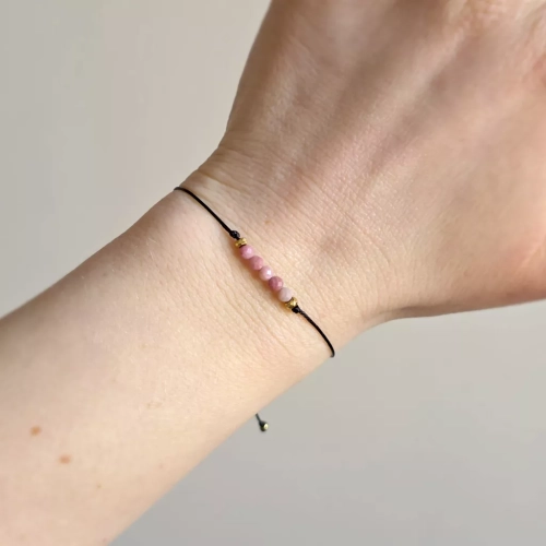 Minimalistyczna bransoletka z rodonitu (3,5 mm) i złotego hematytu na czarnym sznurku – delikatna biżuteria z naturalnych kamieni magneska.mom