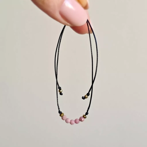 Minimalistyczna bransoletka z rodonitu (3,5 mm) i złotego hematytu na czarnym sznurku – delikatna biżuteria z naturalnych kamieni magneska.mom