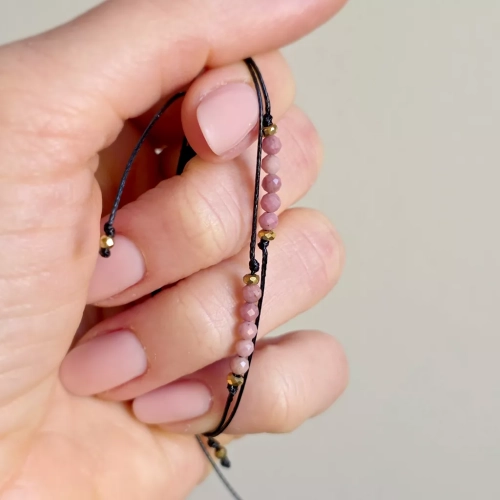 Minimalistyczna bransoletka z rodonitu (3,5 mm) i złotego hematytu na czarnym sznurku – delikatna biżuteria z naturalnych kamieni magneska.mom