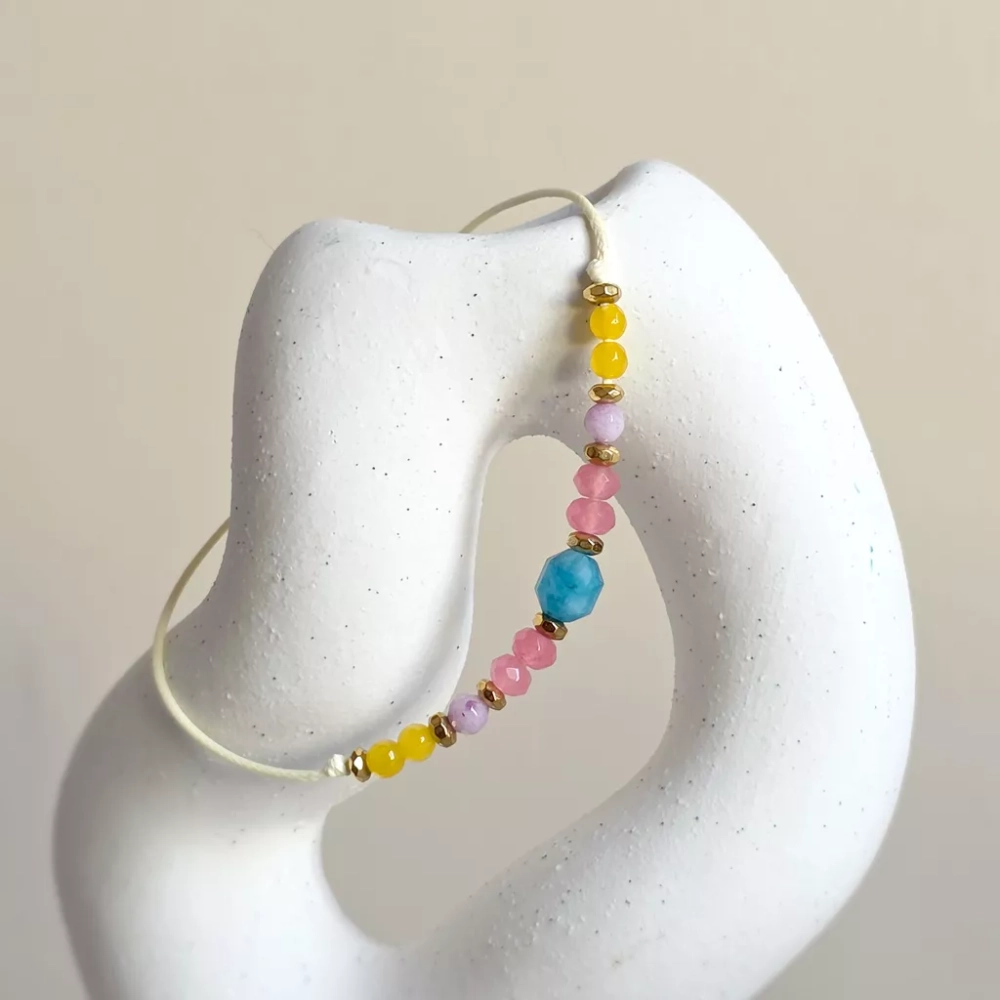 Minimalistyczna bransoletka z apatytem, kolorowymi agatami i złotym hematytem na kremowym sznurku, ręcznie tworzona biżuteria z kamieni naturalnych magneska.mom