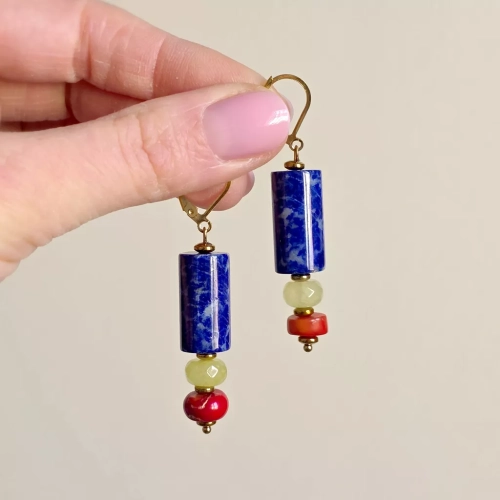Kolczyki wiszące unikaty z lapis lazuli, jadeitu, koralu i hematytu na złotej stali chirurgicznej – ręcznie tworzona biżuteria naturalna magneska.mom